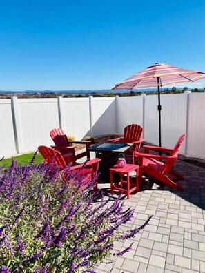 Outdoor dining - Kickin' It on Kindra! Modern 3 Bedroom New Build! (Cottonwood)