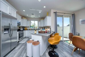 Frigorifero, microonde, forno, piano cottura