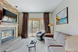 Televisión, chimenea y libros 