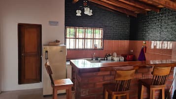 Refrigerador, utensilios de cocina y olla para langostas