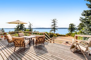 Terrace/patio - Delightful Waterfront Cabin w/ Large Deck, Free WiFi, Firepit, & Washer/Dryer (Camano Island)