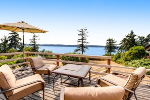 Terrace/patio - Delightful Waterfront Cabin w/ Large Deck, Free WiFi, Firepit, & Washer/Dryer (Camano Island)