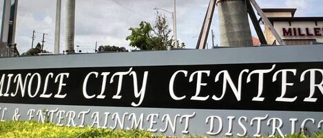 A sign for the UNOLE CITY CENTER & ENTERTAINMENT DISTRICT.