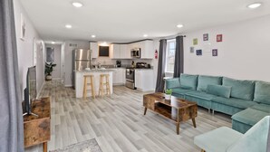 Eine moderne Wohnung mit Küche, Essbereich und Wohnzimmer.