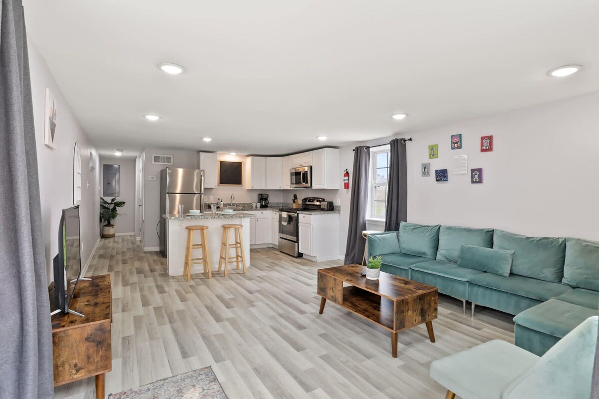 Skip To St. Charles | Local Art-Filled Hideaway