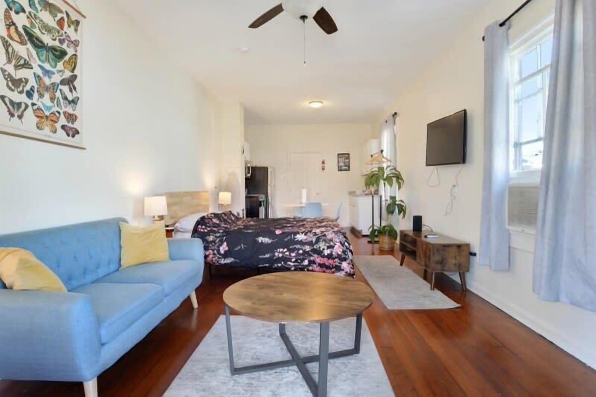Fab Studio | Walk to Food and Music | Pet Friendly