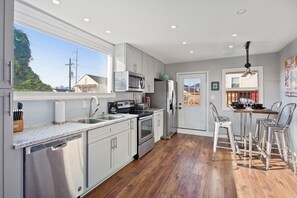 Réfrigérateur, four à micro-ondes, un four, surface de cuisson