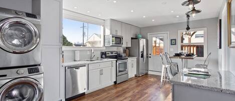 Refrigerador, microondas, horno y parrilla de estufa