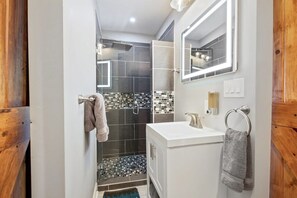 Bathtub, hair dryer, towels - Central 3BR | Rooftop Deck | Private Home |Pets OK (New Orleans)