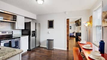 冰箱、微波炉、烤箱、炉灶