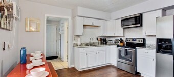 Central Location | Sleeps 10 | Gated Courtyard+Bar