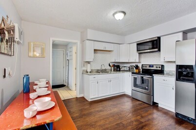 Central Location | Sleeps 10 | Gated Courtyard+Bar