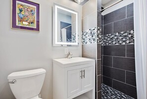 Dusche, Haartrockner, Handtücher