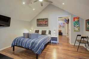 2 bedrooms, iron/ironing board, travel cot, WiFi - Charming Central 2BR | Courtyard | Pet Friendly (New Orleans)
