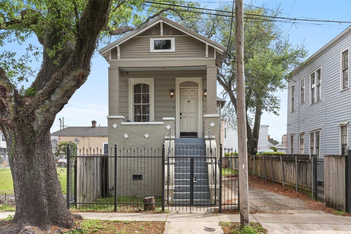 Lovely 3BD | Steps to St. Charles | Gated Parking