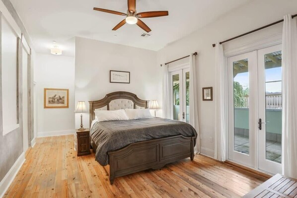 2 chambres, bureau, fer et planche à repasser, lit de bébé portatif