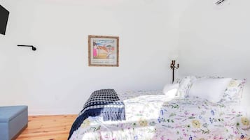 1 habitación, tabla de planchar con plancha y cuna de viaje