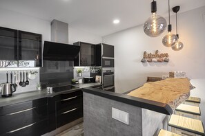 Een koelkast, een magnetron, een oven, een kookplaat