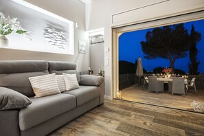 Een smart-tv en boeken