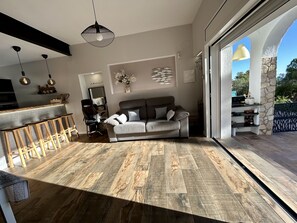 Een smart-tv en boeken