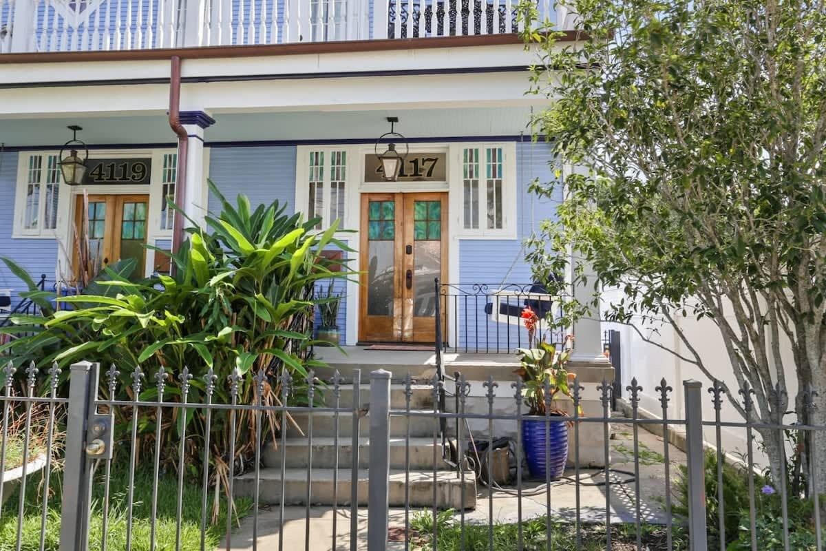 Un immeuble de deux étages à la façade bleue, portant les numéros 4119 et 4117.