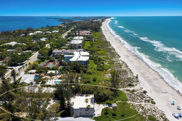 Beach nearby, sun loungers, beach towels