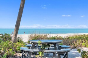 In Strandnähe, Liegestühle, Strandtücher