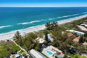 Beach nearby, sun loungers, beach towels