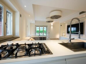 Oven, dishwasher, toaster, dining tables - Stunning private villa for 11 people with private pool, A/C, WIFI, TV and terrace (Asti)