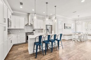 Kylskåp, mikrovågsugn, ugn och spishäll