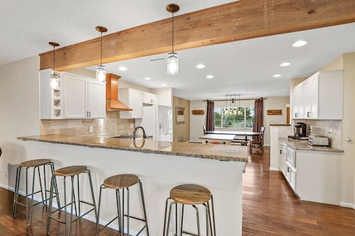 Country Home with Mountain Views, 4 Bedrooms, A/C, Allows Pets!