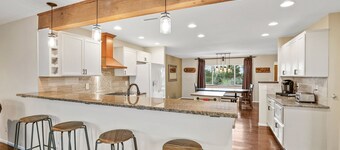 Country Home with Mountain Views, 4 Bedrooms, A/C, Allows Pets!