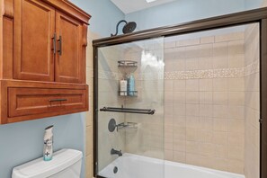 Combined shower/bathtub, hair dryer, towels, soap