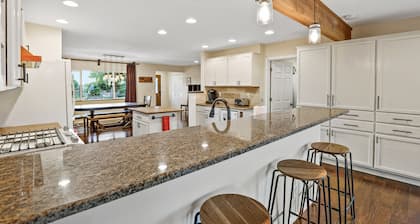 Country Home with Mountain Views, 4 Bedrooms, A/C, Allows Pets!