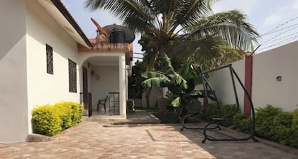 2-Bed - Sleeps 6 - Pet Friendly & Parking