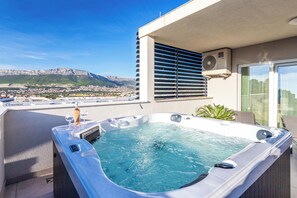Outdoor spa tub - Luxury modern penthouse w jacuzzi & huge terrace (Split)