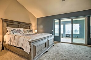 3 bedrooms, desk, iron/ironing board, Internet - Gold Beach Townhome with Ocean Views & Sunroom! (Gold Beach)