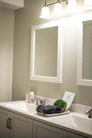 Ducha y bañera combinadas, secador de pelo, toallas y jabón