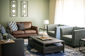 Smart TV - Highland Hideaway, Room for everyone, central to everything (Highland)