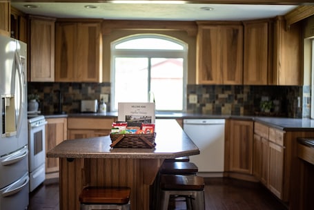 Fridge, microwave, oven, stovetop. Highland Hideaway, Room for everyone, central to everything