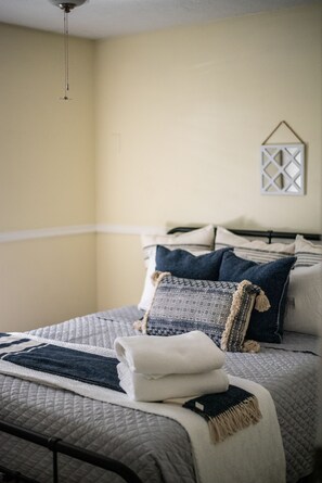 5 dormitorios, escritorio, tabla de planchar con plancha y cuna de viaje