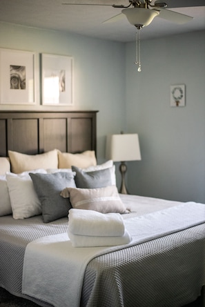 5 habitaciones, escritorio y tabla de planchar con plancha