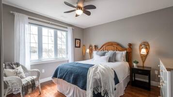 4 bedrooms, desk, iron/ironing board, WiFi (free)