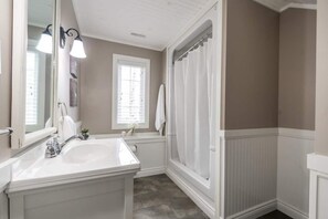 Combined shower/tub, hair dryer, towels, soap - Private Four-Season Lakefront Cottage *Hot Tub* (Emsdale)