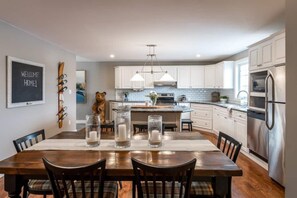 Dining - Private Four-Season Lakefront Cottage *Hot Tub* (Emsdale)