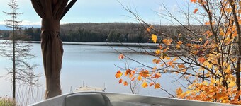 Private Four-Season Lakefront Cottage *Hot Tub*