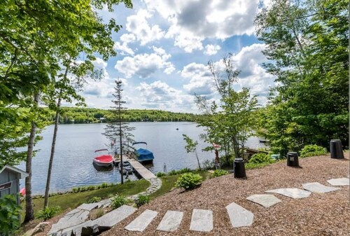 Private Four-Season Lakefront Cottage *Hot Tub*