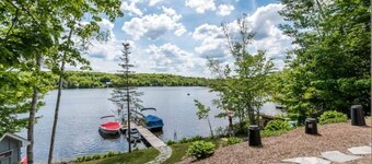 Private Four-Season Lakefront Cottage *Hot Tub*