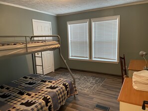 3 habitaciones, escritorio, wifi gratis y ropa de cama
