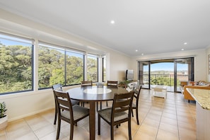 Dining - Flynn's Beach Escape ! (Port Macquarie)